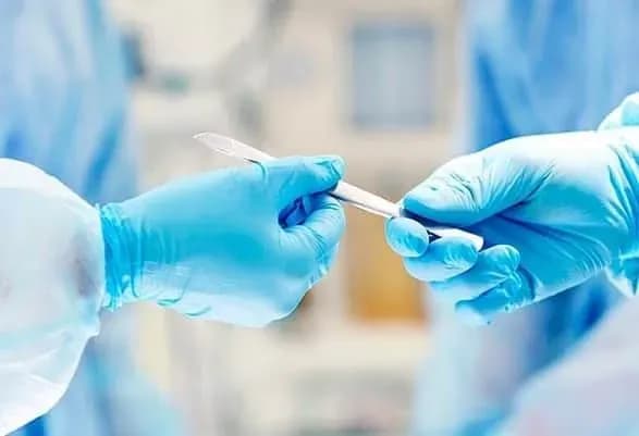 Ампутировал не ту ногу: в Австрии хирург лишил 82-летнего мужчину здоровой ноги, пациент умер