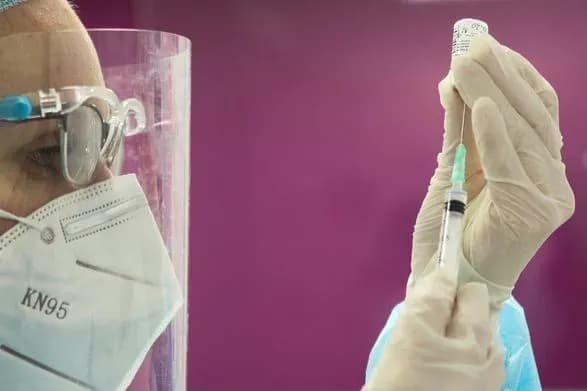 Суд в Словении признал принудительную вакцинацию против COVID - 19 чиновников незаконной