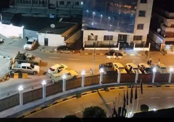 “Мы закроем все государственные учреждения”: в Ливии боевики захватили здание правительства