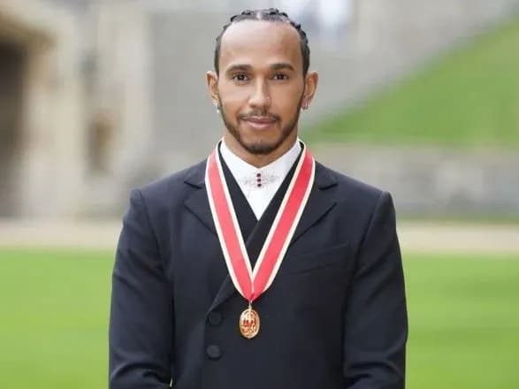 Принц Чарльз посвятив у лицарі чемпіона "Формули-1" Гамільтона