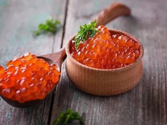 Новогодний деликатес красная икра: как не наткнуться на фальсификат