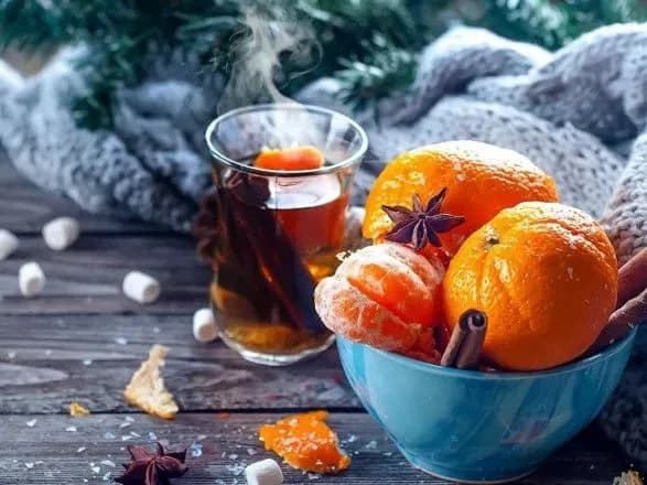 Менше алкоголю і більше фруктів: лікарі розповіли, як не захворіти на коронавірус напередодні Нового року