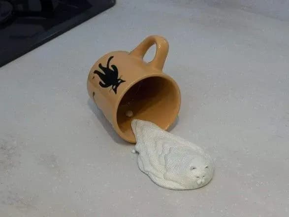 Коти у вигляді рідини: японський митець створює незвичні скульптури