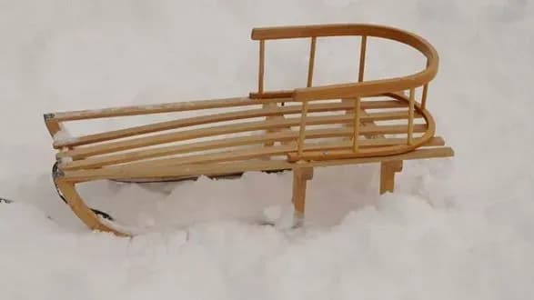 В Днепре мужчина спускался с горки на санках и врезавшись в дерево, погиб. Полиция открыла производство