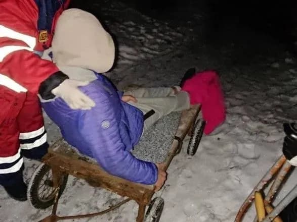 В Харьковской области врачи "скорой" больше километра тянули пациента на хозяйственной тележке - соцсети