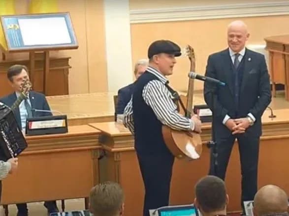 Труханова з днем народження привітали піснями та кепкою на нараді