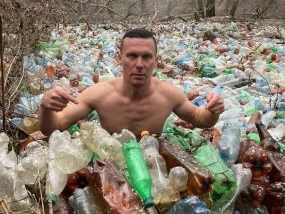 Хотел показать проблему загрязненности водоемов: экоактивист на Крещение погрузился в реку с мусором