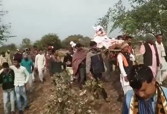 В Індії померлій мавпі спорудили мавзолей та влаштували траурну ходу