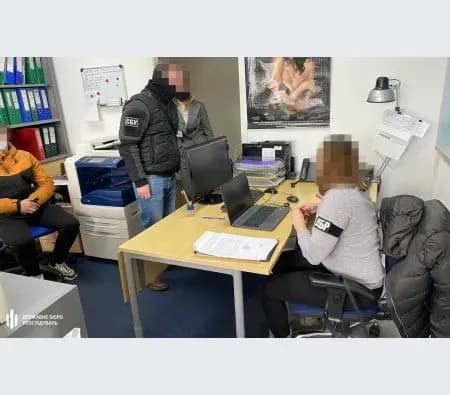 Убытки могли достичь 10 млн грн: таможенники "закрыли глаза" на махинации во время импорта "скорых"