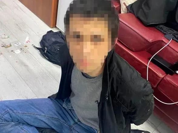 Мав при собі рублі, банківські картки та револьвер: на Закарпатті затримали росіянина, який фотографував стратегічні об’єкти