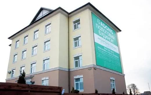 Снаряд окупантів влучив у пологовий будинок під Києвом