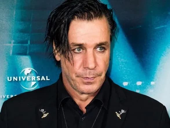 Солист Rammstein помогает на вокзале в Берлине украинским беженцам