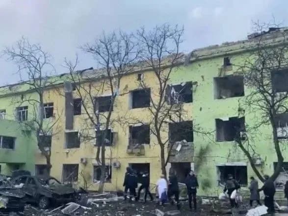 Авіаудар РФ по пологовому будинку у Маріуполі: троє загиблих, серед них дитина