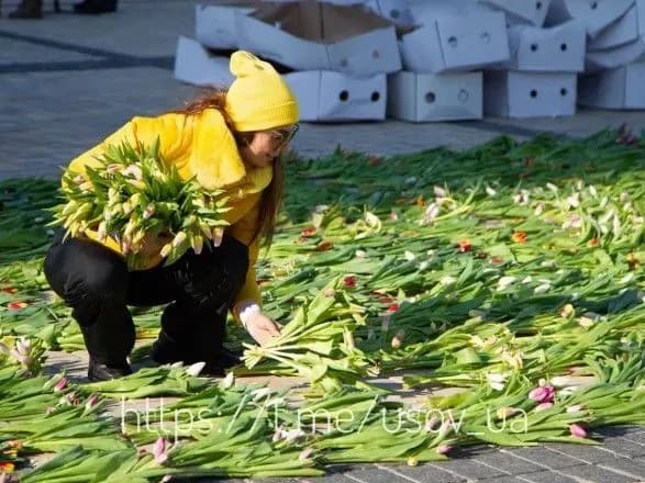 Гигантский герб Украины из цветов выложили на столичной Софиевской площади