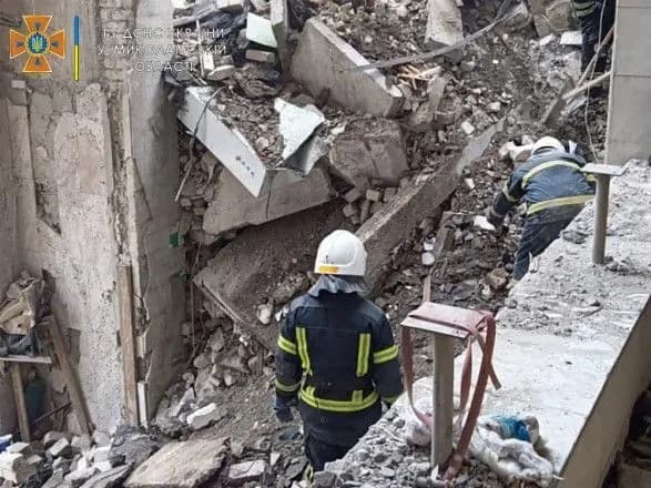 Рятувальники продовжують розбирати завали після ракетного удару по ОДА у Миколаєві