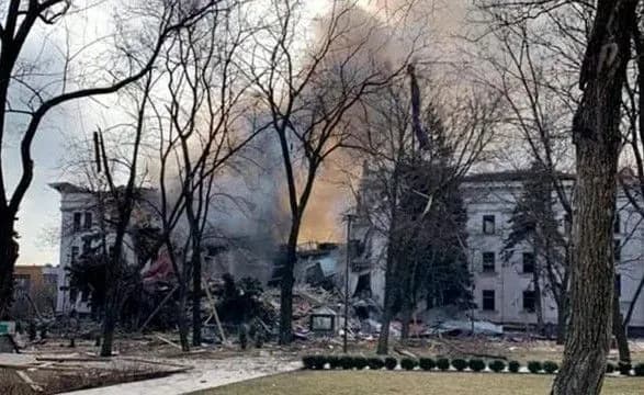 Розбомблений окупантами драмтеатр у Маріуполі показали на супутниковому знімку