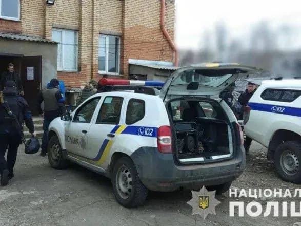 Окупанти обстріляли авто поліцейських, які везли гуманітарну допомогу до Мар’їнки