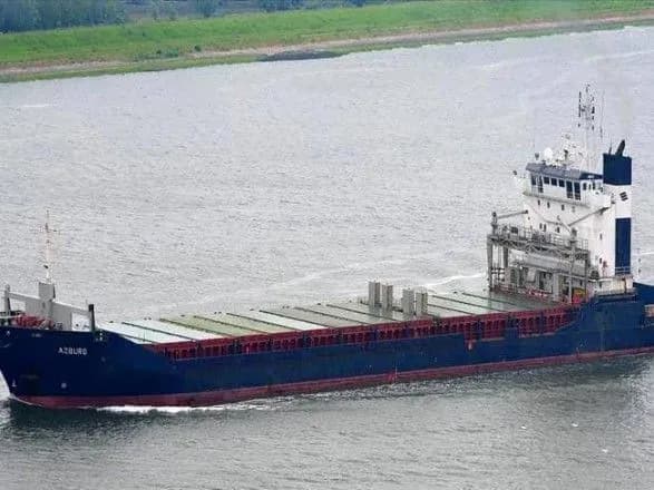 У порту Маріуполя тоне обстріляне окупантами іноземне судно: є поранений