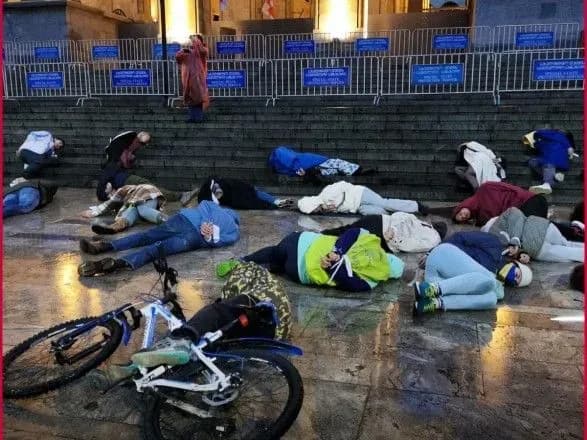 Буча-Тбілісі: десятки людей зі зв'язаними руками лягли біля сходів до парламенту Грузії