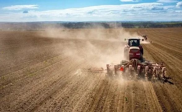 В Херсонской области оккупанты заставляют рабочих проводить посевную в пользу рф