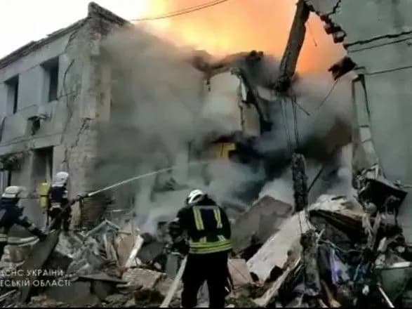 Ворожий ракетний удар по Одесі: рятувальники ліквідовують наслідки