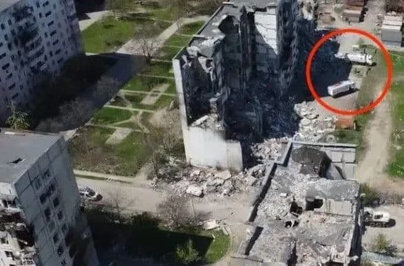 Еда в обмен на трупы: тела убитых жителей Мариуполя рашисты вывозят в грузовиках из-под российского "гумгруза"