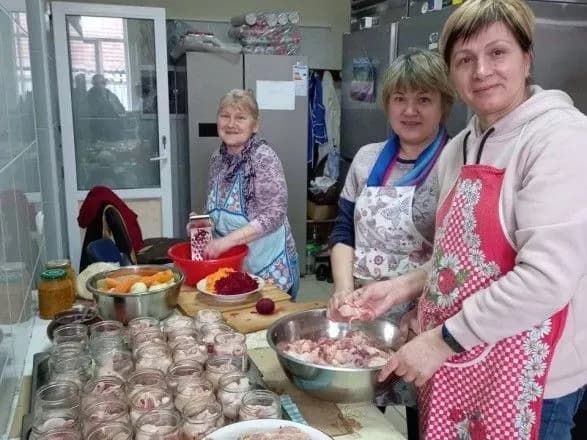 Історії людей, що надихають: в МХП подякували українським жінкам за турботу про ВПО