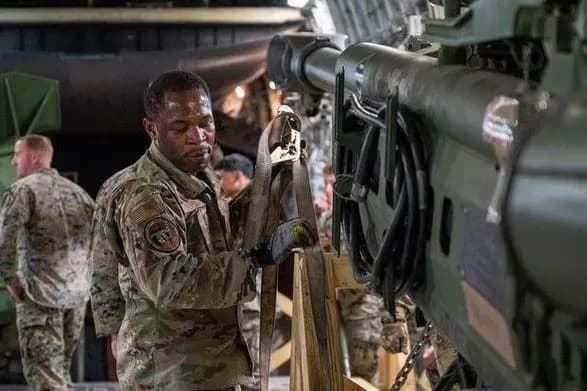 Байден дав зелене світло для виділення ще 100 млн доларів військової допомоги Україні