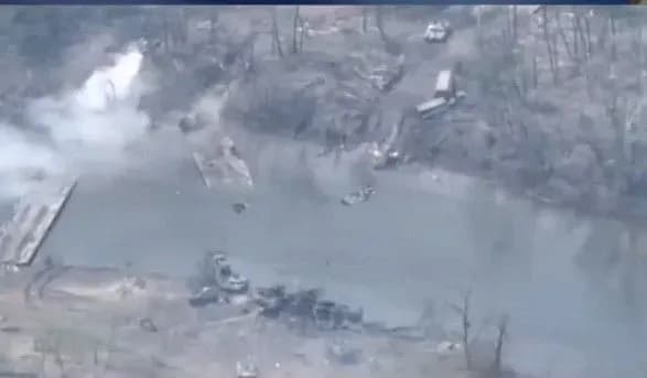 Танк оккупантов пополнил состав подводного флота: украинские военные разрушили переправу через Северский Донец