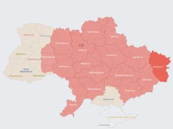 В Україні масштабна повітряна тривога: у більшості областей лунають сирени