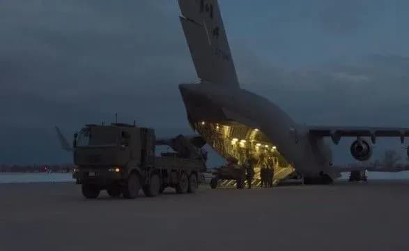 У Генштабі показали, як США та Канада завантажують зброю для відправки в Україну