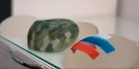 Для «настоящих патриоток»: на россии продают грудные импланты с триколором