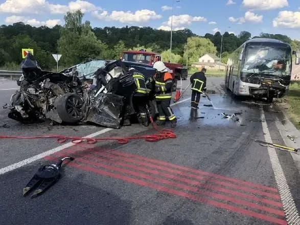 Смертельна ДТП: на Вінничині легковик влетів в автобус, чотири людини загинули