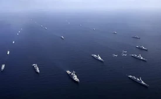 В акваторії Чорного та Азовського морів помітили перебазування катерів та кораблів рф