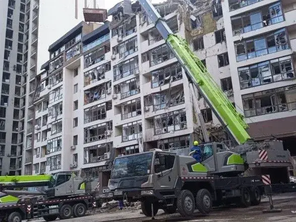 Ракетний удар по житловому будинку в Києві: відновлено рятувальні роботи