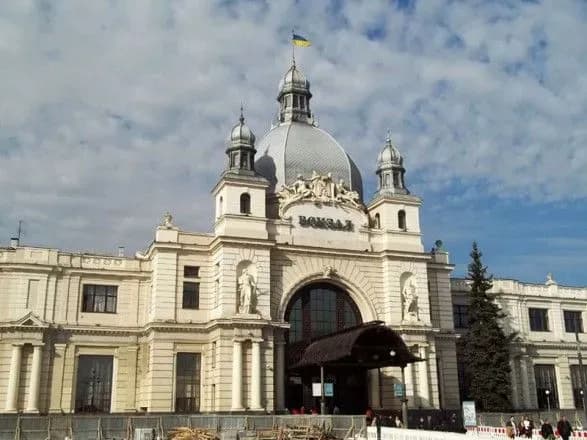 Во Львове сообщили о заминировании железнодорожного вокзала