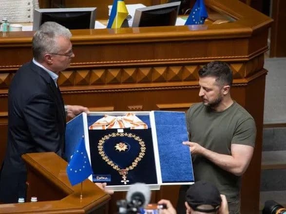 Науседа вручив Зеленському найвищу нагороду Литви
