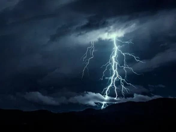 В Україні оголосили штормове попередження: у Карпатському районі очікують грози та град