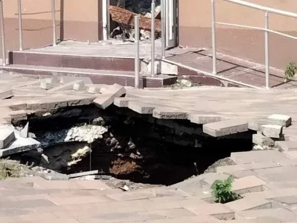 Окупанти подають воду по аварійним трубам: у центрі Маріуполя на дорогах з’явилися провали