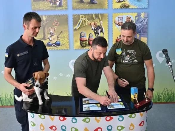 Зеленський зустрівся із Патроном: разом погасили марку на честь собаки-сапера