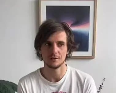 Австралійський художник після критики зафарбував фреску з українським та російським солдатами, що обіймаються