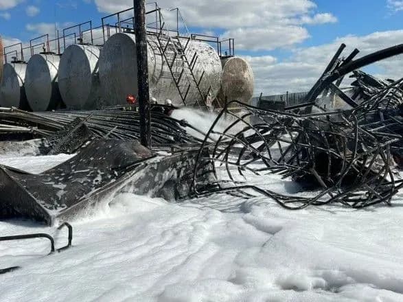 Масштабну пожежу на підприємстві під Києвом загасили: повітря не забруднене