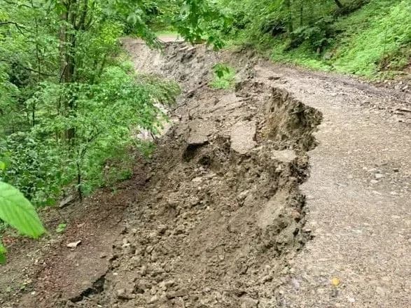 Внаслідок зсуву грунту та дощів у Непалі загинуло 14 людей: тривають рятувальні операції