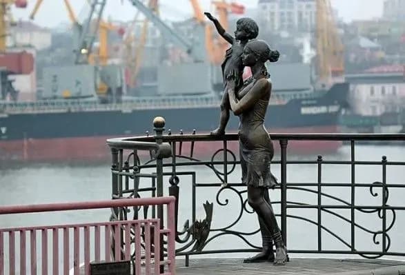 Одессу атаковали дронами-камикадзе с моря: разрушено здание в припортовой зоне, есть жертва