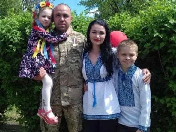 Рука з синьо-жовтим браслетом: Зеленський посмертно присвоїв звання Героя України Сергію Сові