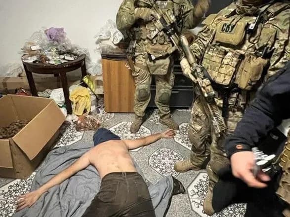 Не допомогли спроби змінити зовнішність: іноземця-контрабандиста зброї затримали після 5 років переховування