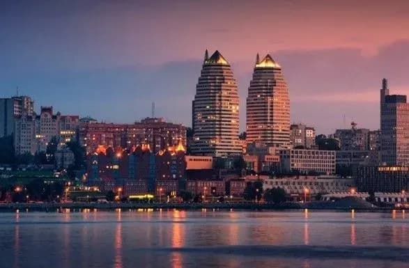 У Дніпрі пролунали вибухи: рашисти запускали ракети по місту, але уламки упали на АЗС