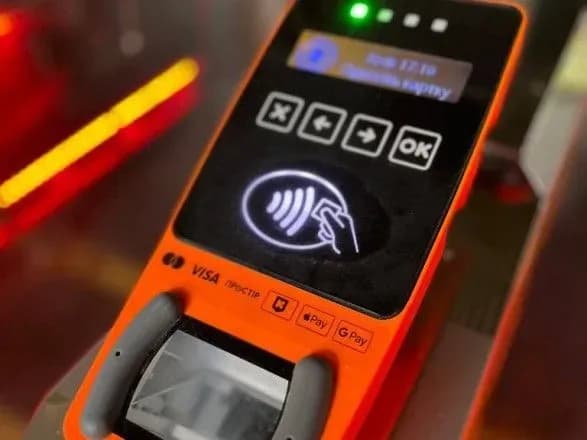 У всьому транспорті Києва запрацювала оплата банківською карткою