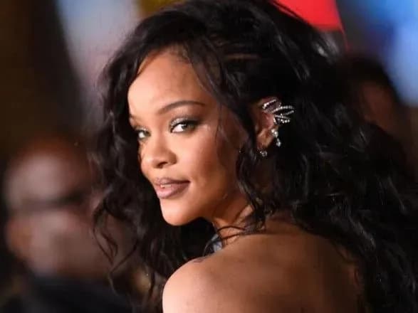 Офіційно: Ріанна повертається до музики з піснею "Lift Me Up"