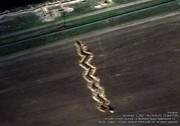 СтратКом ЗСУ: окупанти риють окопи у Криму